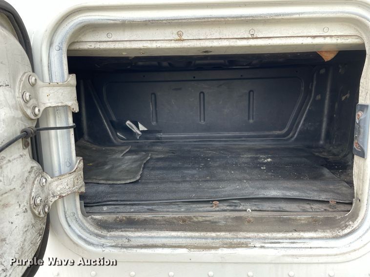 image for item LJ9682 2004 Freightliner Century Class  semi truck