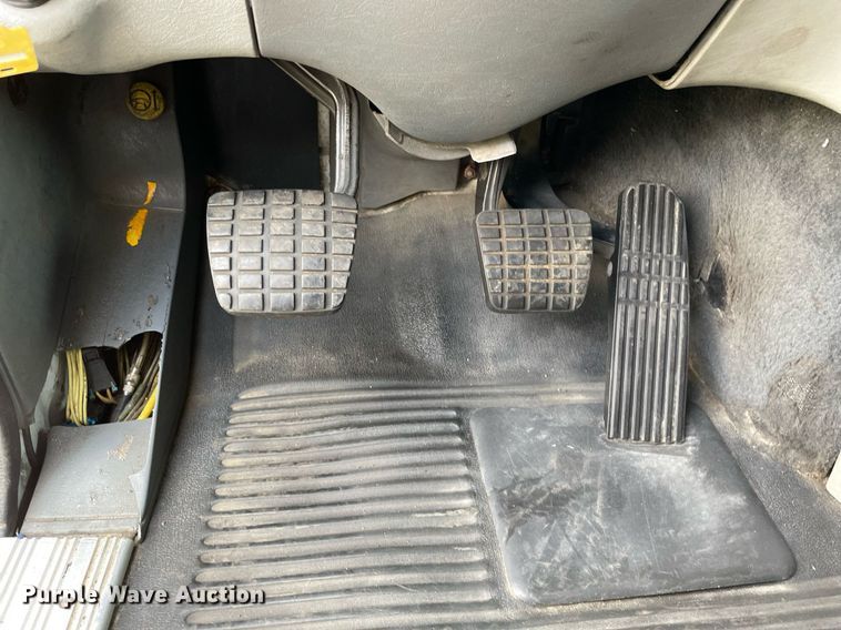 image for item LJ9682 2004 Freightliner Century Class  semi truck