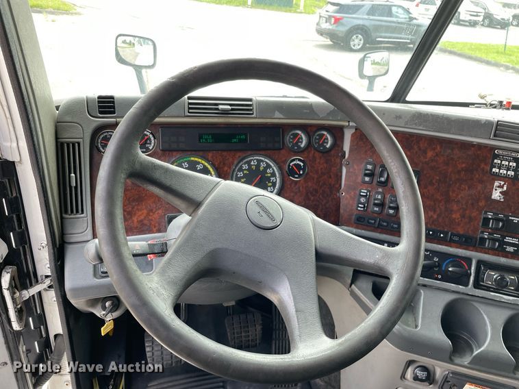 image for item LJ9682 2004 Freightliner Century Class  semi truck