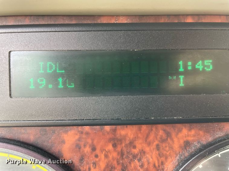 image for item LJ9682 2004 Freightliner Century Class  semi truck