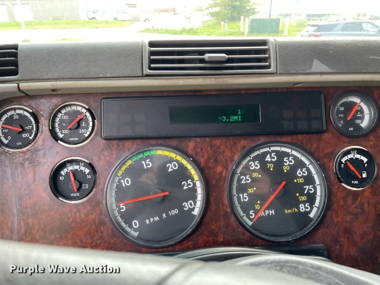 image for item LJ9682 2004 Freightliner Century Class  semi truck