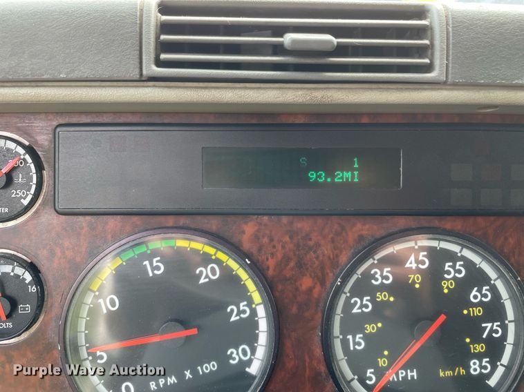 image for item LJ9682 2004 Freightliner Century Class  semi truck