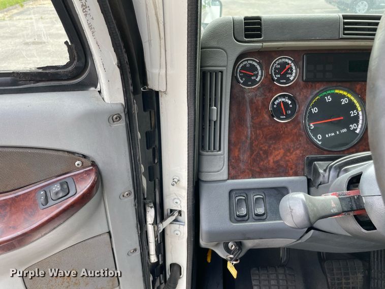 image for item LJ9682 2004 Freightliner Century Class  semi truck