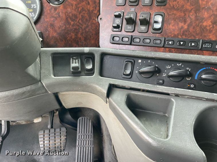 image for item LJ9682 2004 Freightliner Century Class  semi truck