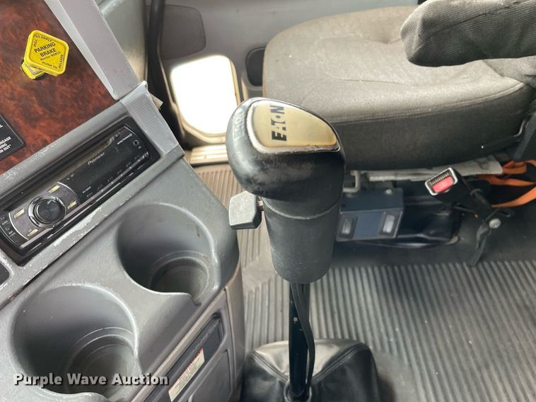 image for item LJ9682 2004 Freightliner Century Class  semi truck