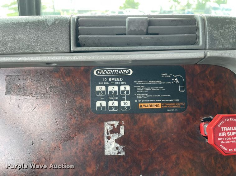 image for item LJ9682 2004 Freightliner Century Class  semi truck