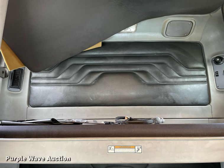 image for item LJ9682 2004 Freightliner Century Class  semi truck