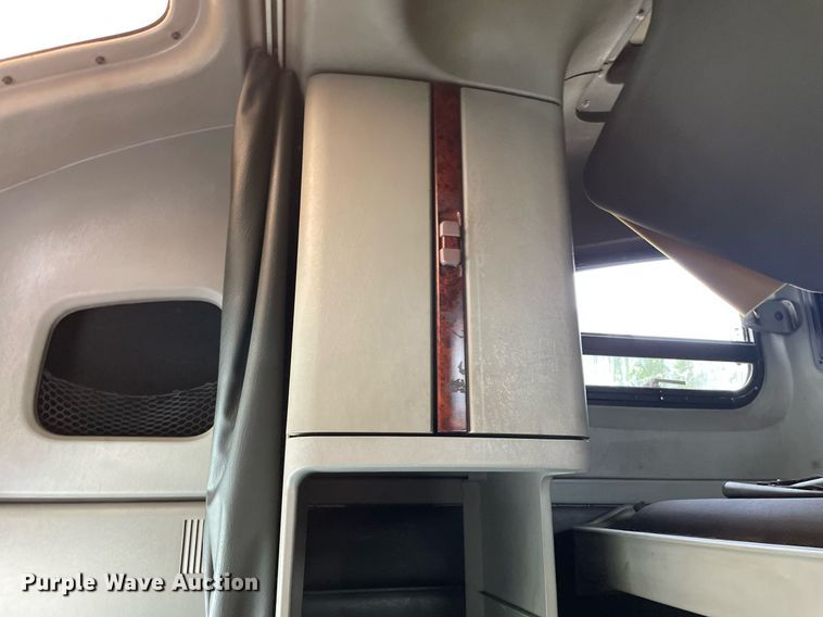 image for item LJ9682 2004 Freightliner Century Class  semi truck