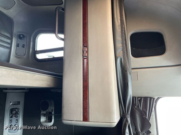 image for item LJ9682 2004 Freightliner Century Class  semi truck