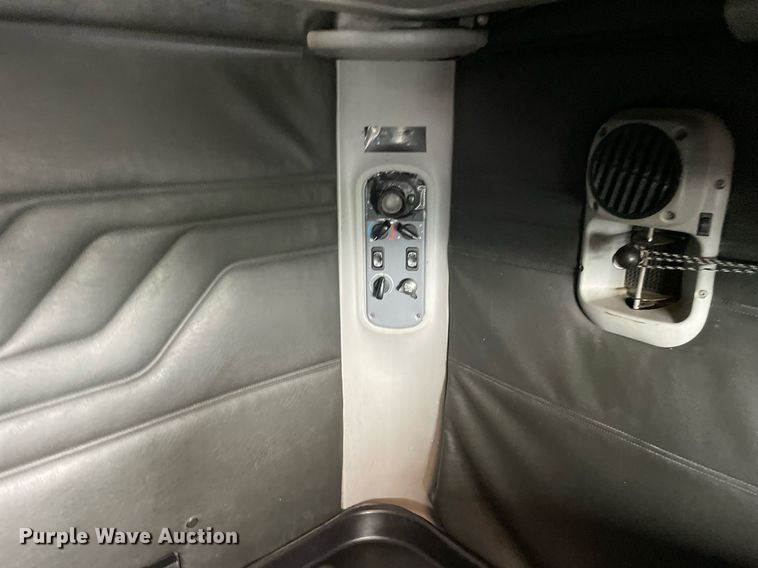 image for item LJ9682 2004 Freightliner Century Class  semi truck