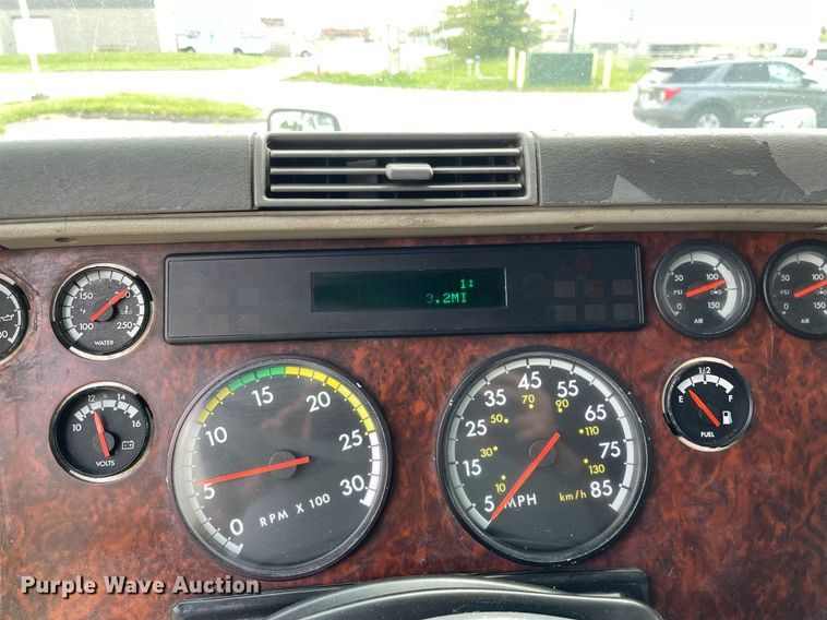 image for item LJ9682 2004 Freightliner Century Class  semi truck