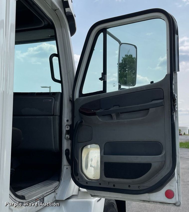 image for item LJ9682 2004 Freightliner Century Class  semi truck