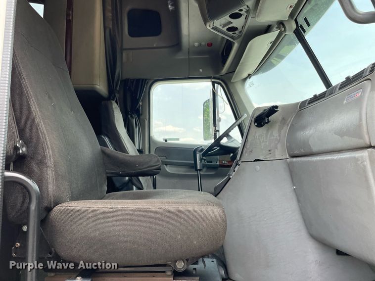 image for item LJ9682 2004 Freightliner Century Class  semi truck