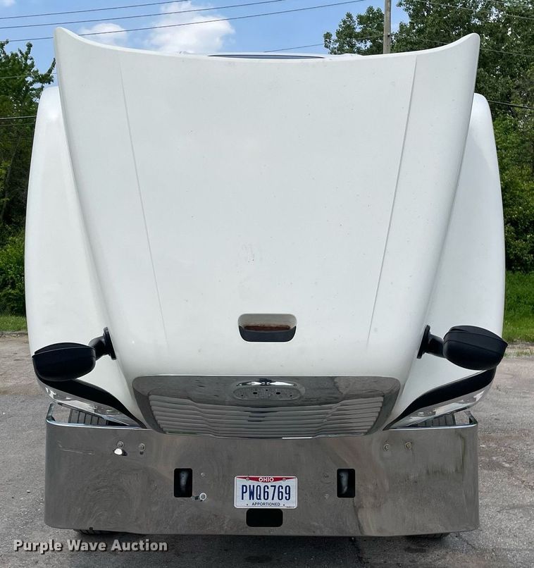 image for item LJ9682 2004 Freightliner Century Class  semi truck