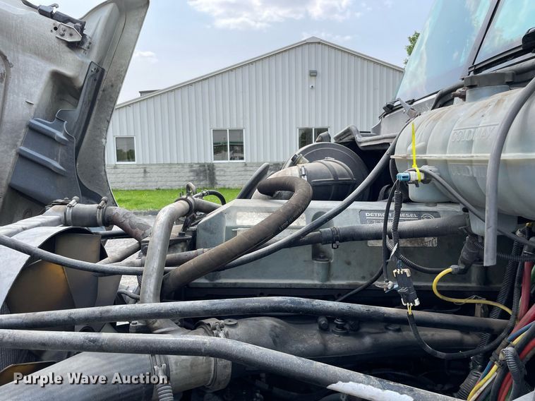 image for item LJ9682 2004 Freightliner Century Class  semi truck