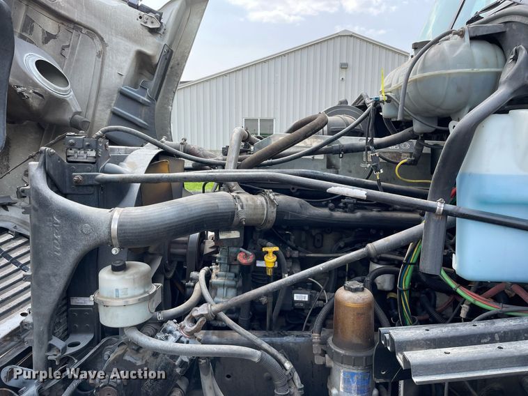 image for item LJ9682 2004 Freightliner Century Class  semi truck