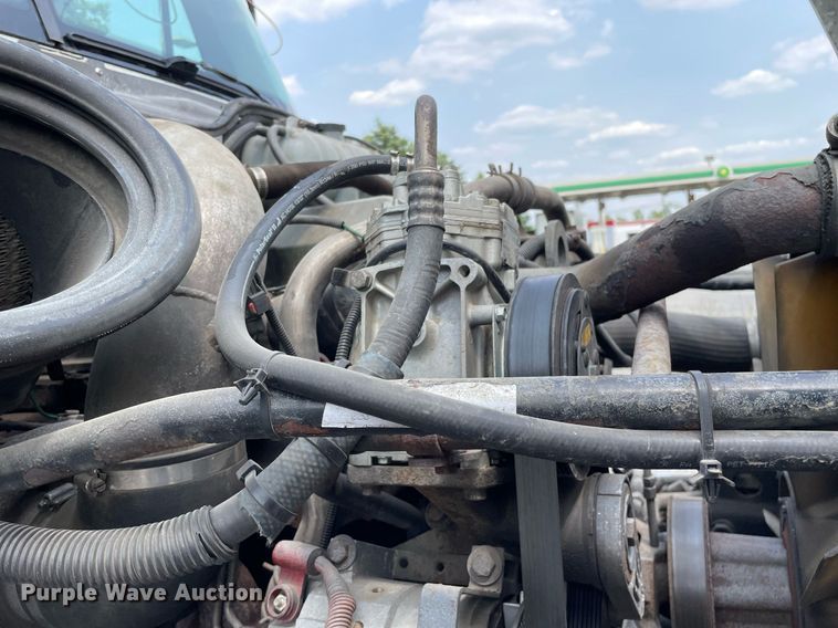 image for item LJ9682 2004 Freightliner Century Class  semi truck