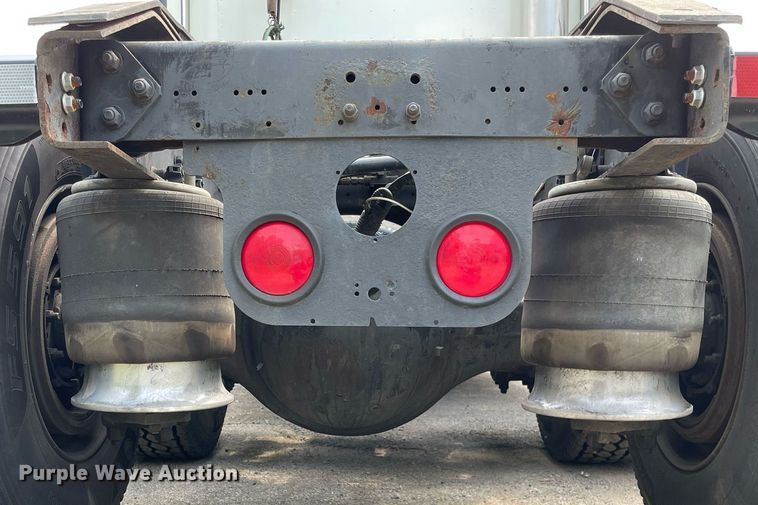 image for item LJ9682 2004 Freightliner Century Class  semi truck