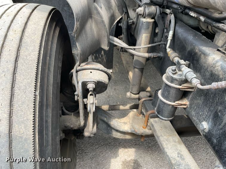 image for item LJ9682 2004 Freightliner Century Class  semi truck