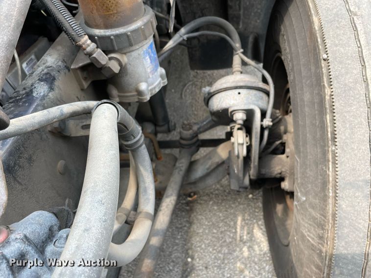 image for item LJ9682 2004 Freightliner Century Class  semi truck