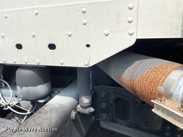 image for item LJ9682 2004 Freightliner Century Class  semi truck