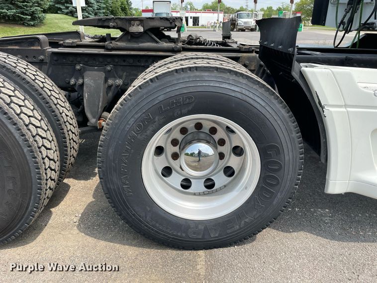 image for item LJ9682 2004 Freightliner Century Class  semi truck