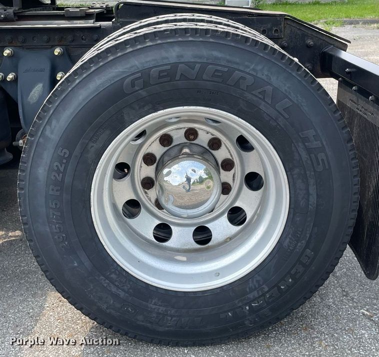 image for item LJ9682 2004 Freightliner Century Class  semi truck