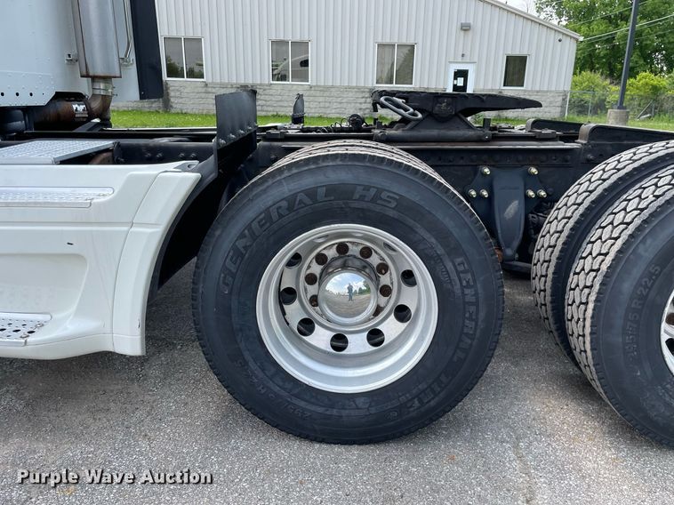 image for item LJ9682 2004 Freightliner Century Class  semi truck