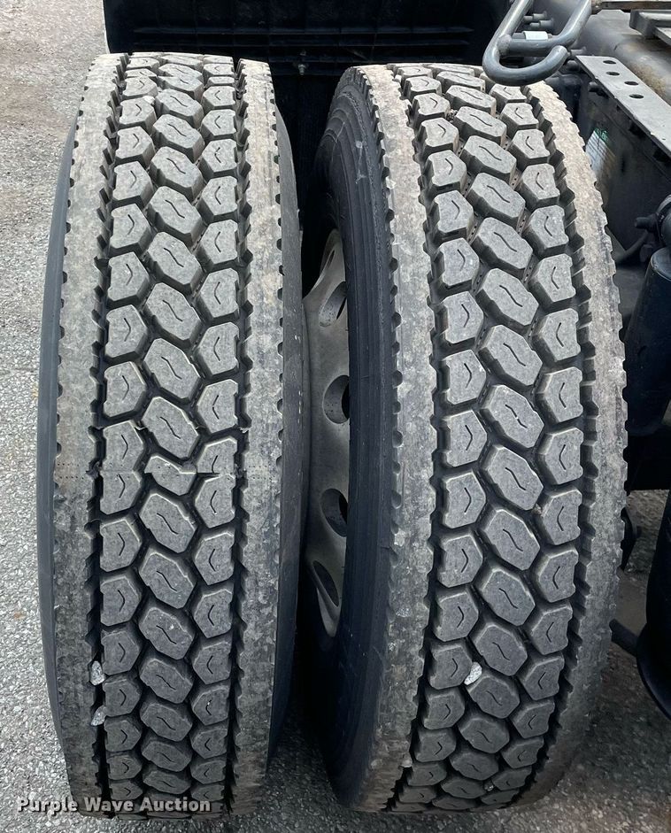 image for item LJ9682 2004 Freightliner Century Class  semi truck