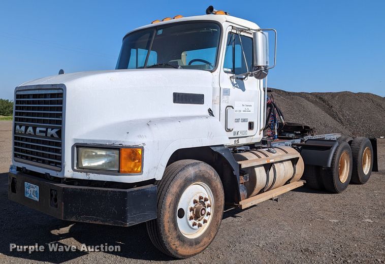 image for item LM9852 1996 Mack CH613  semi truck