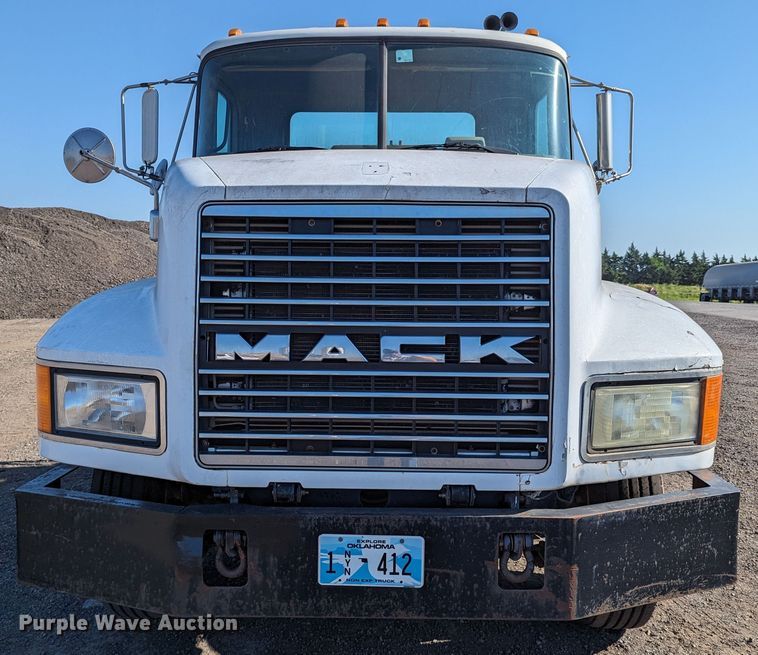 image for item LM9852 1996 Mack CH613  semi truck