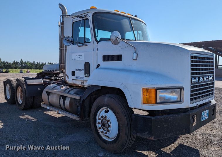 image for item LM9852 1996 Mack CH613  semi truck