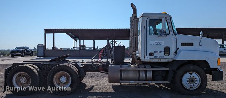 image for item LM9852 1996 Mack CH613  semi truck