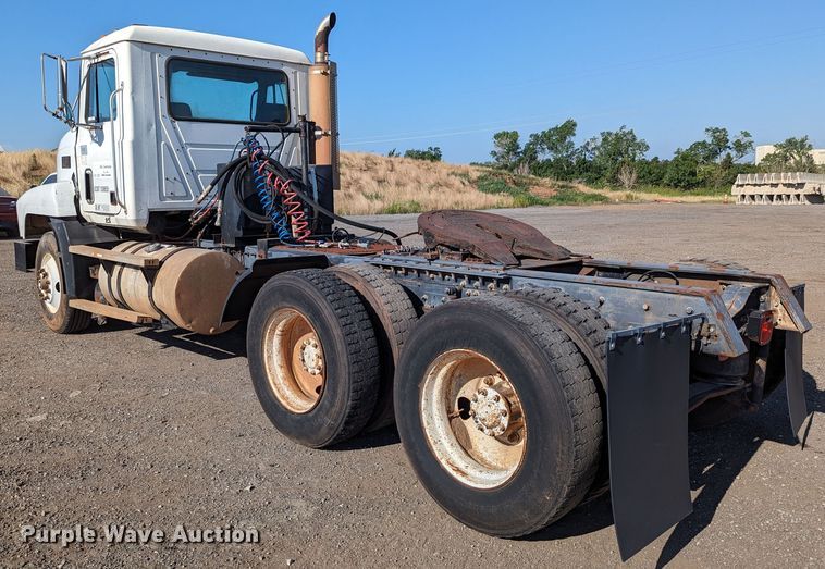 image for item LM9852 1996 Mack CH613  semi truck