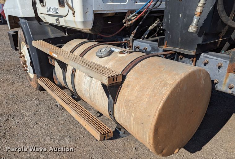 image for item LM9852 1996 Mack CH613  semi truck