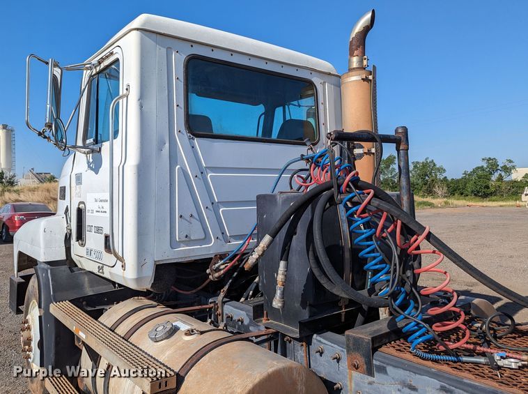 image for item LM9852 1996 Mack CH613  semi truck