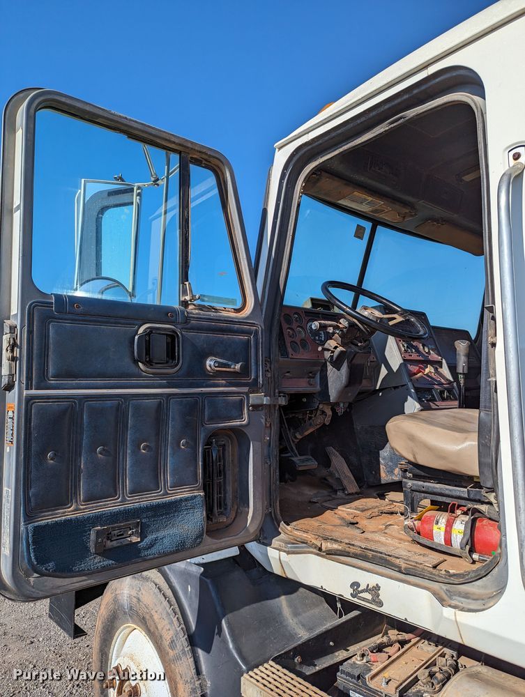 image for item LM9852 1996 Mack CH613  semi truck