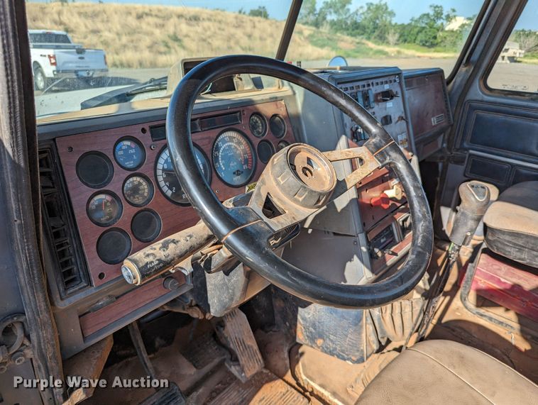 image for item LM9852 1996 Mack CH613  semi truck