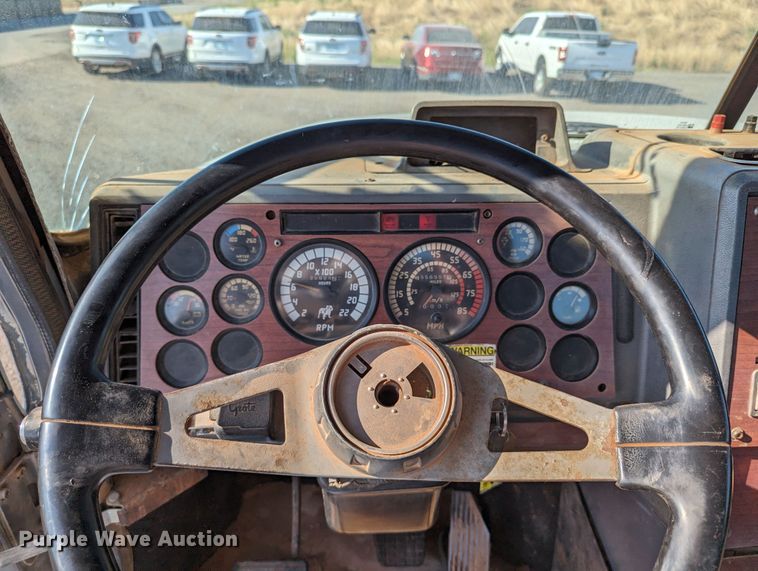 image for item LM9852 1996 Mack CH613  semi truck