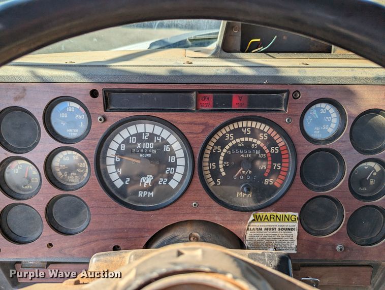 image for item LM9852 1996 Mack CH613  semi truck