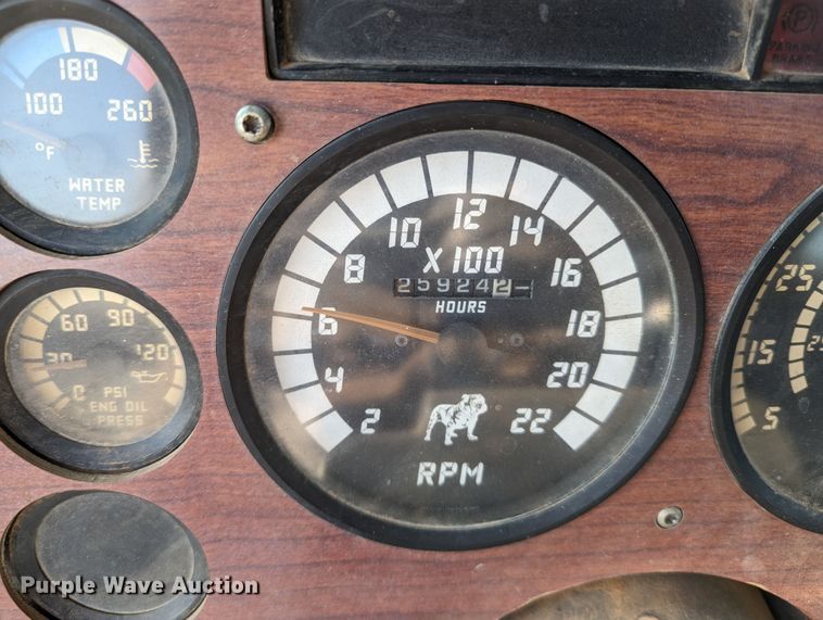 image for item LM9852 1996 Mack CH613  semi truck