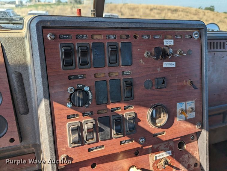 image for item LM9852 1996 Mack CH613  semi truck