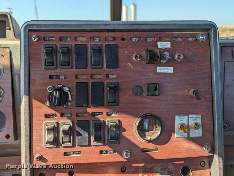 image for item LM9852 1996 Mack CH613  semi truck