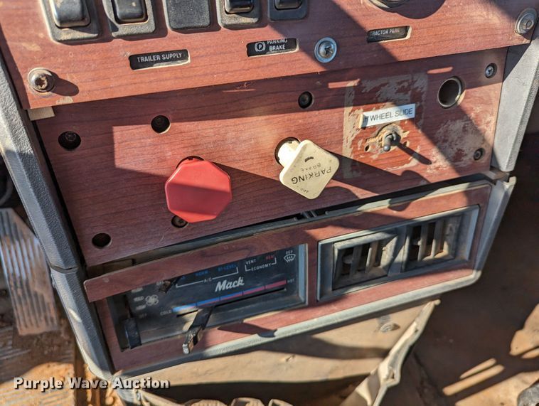 image for item LM9852 1996 Mack CH613  semi truck