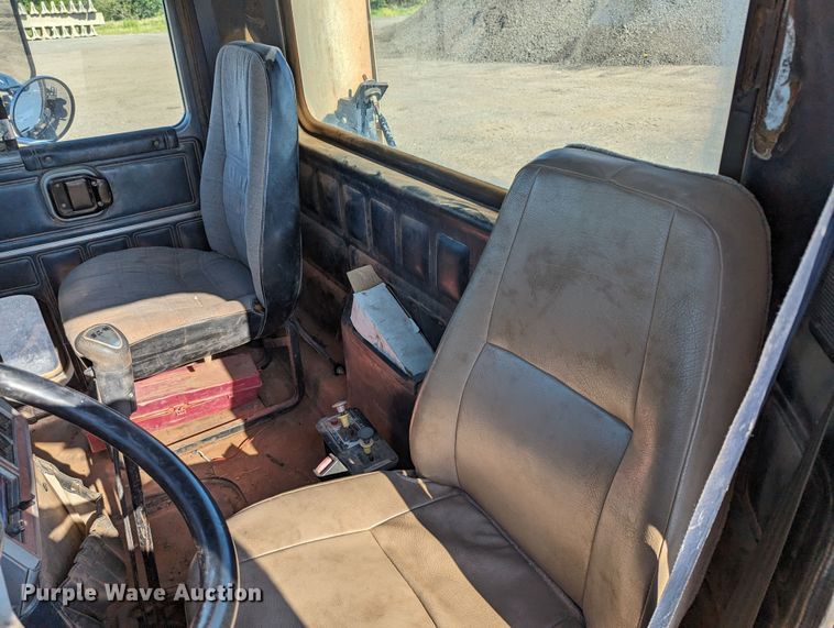 image for item LM9852 1996 Mack CH613  semi truck