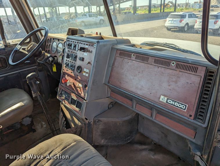 image for item LM9852 1996 Mack CH613  semi truck