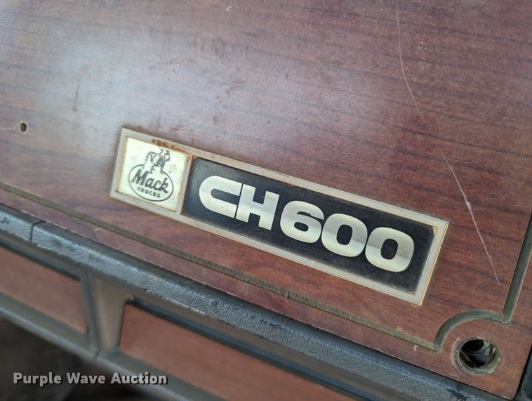 image for item LM9852 1996 Mack CH613  semi truck