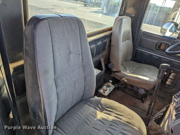 image for item LM9852 1996 Mack CH613  semi truck