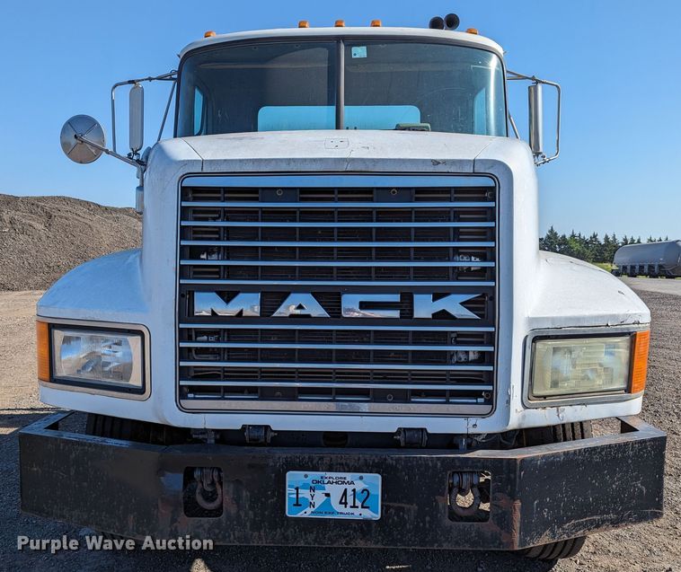 image for item LM9852 1996 Mack CH613  semi truck
