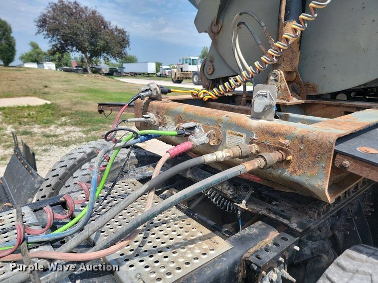 image for item LQ9057 2015 International ProStar  semi truck